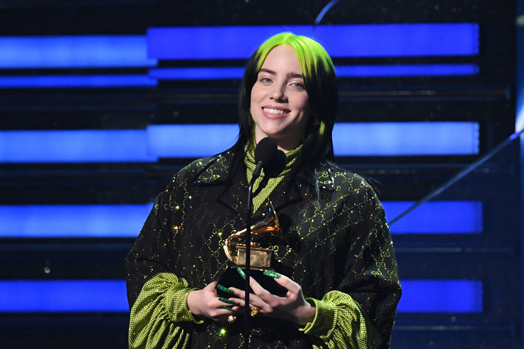 Musisi Billie Eilish menerima piala Grammy pertamanya di ajang penghargaan yang diadakan di Staples Center, Los Angeles. AFP Photo/Robyn Beck