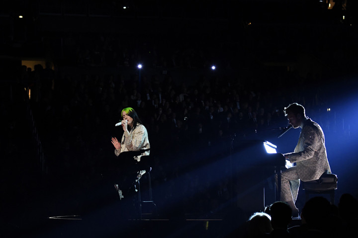 Selain menerima penghargaan, Eilish juga turut hadir sebagai salah satu penampil utama. Dia juga tampil diiringi sang kakak menyanyikan When The Party's Over. AFP Photo/Robyn Beck