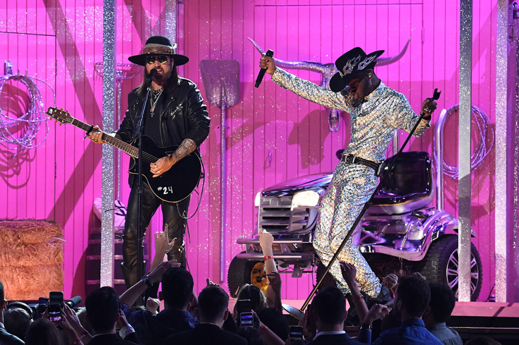Best Pop Duo/Group Performance diraih oleh Lil Nas X dan Billy Ray Cyrus melalui Old Town Road. AFP Photo/Robyn Beck