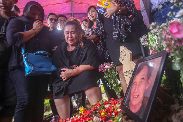 Anak pertama Johny Indo yang juga tersangka kasus investasi bodong Memiles PT Kam and Kam, Martini Louisa (kedua kiri) menghadiri pemakaman aktor Johny Indo atau Umar Billah di Tempat Pemakaman Umum (TPU) Selapajang Jaya, Neglasari, Kota Tangerang, Banten.