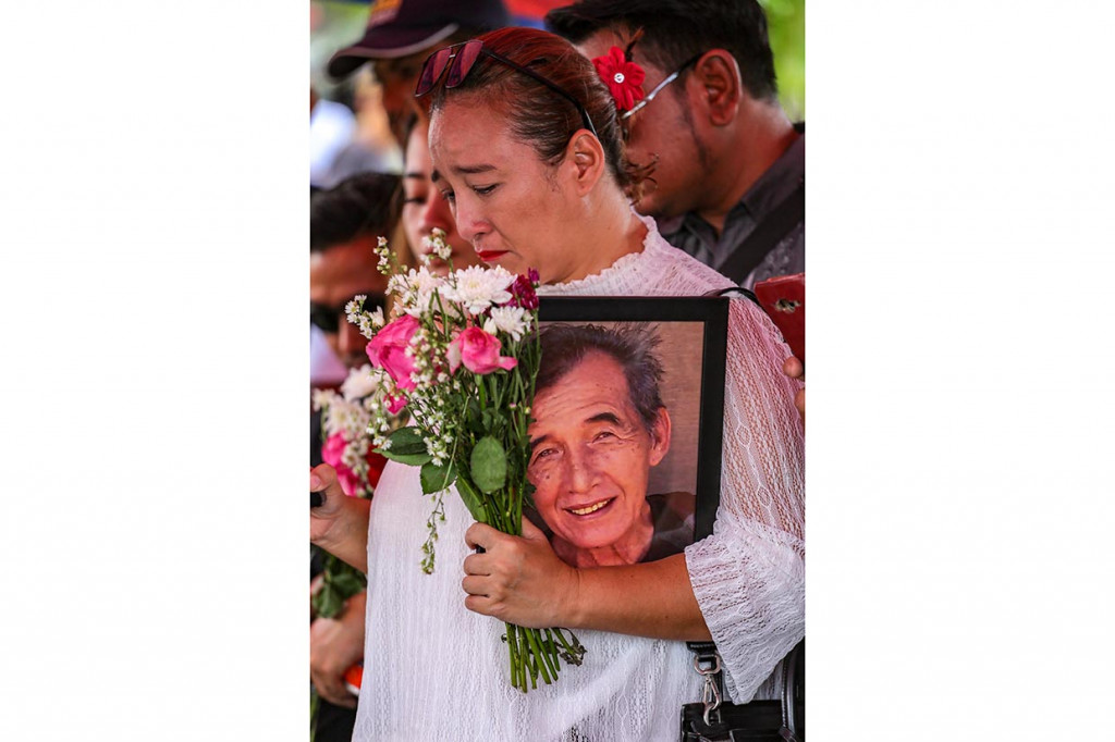 Anak keempat aktor Johny Indo Yulia Louisa menghadiri pemakaman aktor Johny Indo atau Umar Billah di Tempat Pemakaman Umum (TPU) Selapajang Jaya, Neglasari, Kota Tangerang, Banten