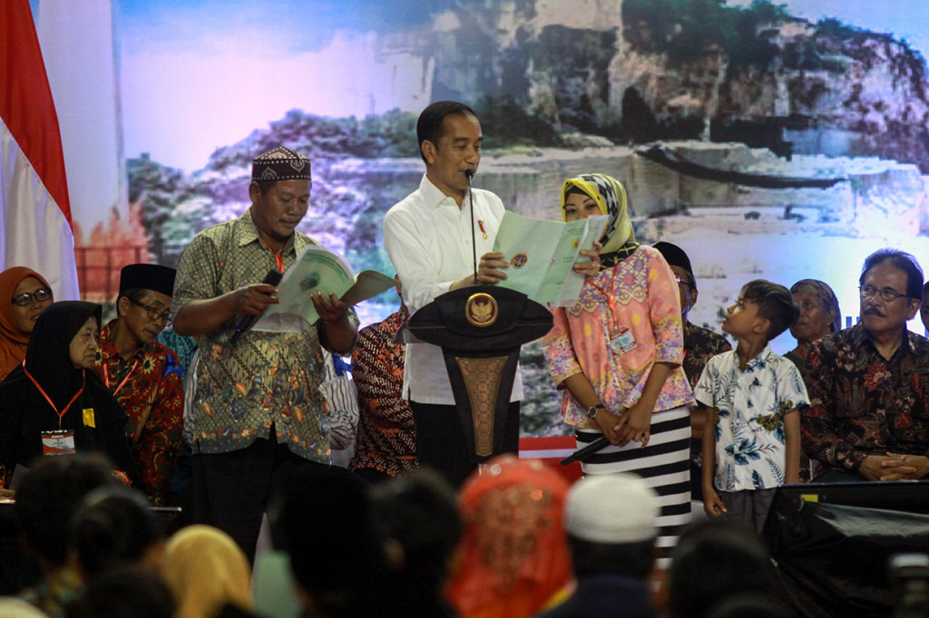 Presiden Joko Widodo berbincang dengan penerima Sertifikat Tanah untuk Rakyat di gedung Wahana Ekspresi Poesponegoro (WEP) Kabupaten Gresik, Jawa Timur.