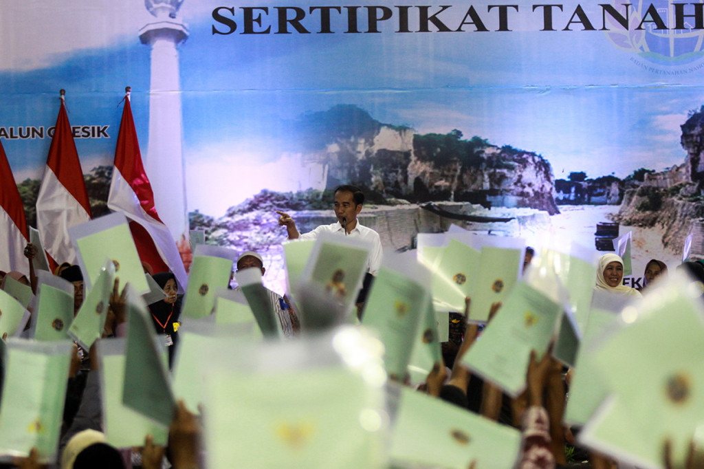 Presiden menyerahkan sebanyak 2020 sertifikat tanah di Jatim, sebagai upaya memberikan hak hukum bukti kepemilikan tanah kepada masyarakat penerima sertifikat di lima wilayah, yakni Surabaya, Gresik, Lamongan, Sidoarjo dan Bangkalan.
