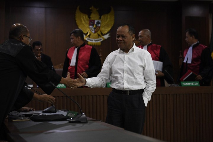 Mantan Politikus Partai Persatuan Pembangunan (PPP) ini terbukti melanggar Pasal 1 ayat (1) UU Nomor 12/drt/1951 jo Pasal 56 ayat (1) KUHP.