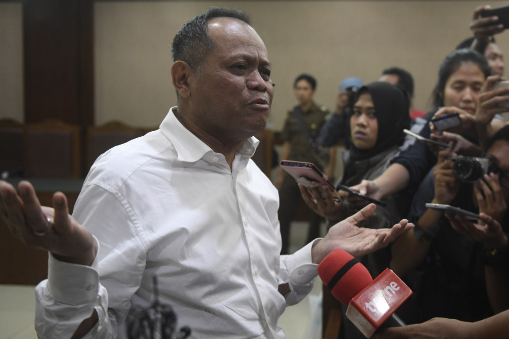 Terdakwa kasus dugaan penyandang dana dalam kasus dugaan rencana pembunuhan terhadap empat pejabat tinggi negara Habil Marati menjawab pertanyaan wartawan usai mengikuti sidang putusan di Pengadilan Tipikor, Jakarta.