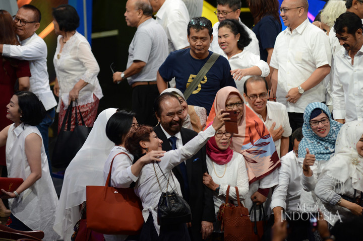 Chairman Media Group Surya Paloh berswafoto bersama karyawan Media Indonesia saat perayaan ulang tahun ke-50 Media Indonesia di Grand Studio Metro TV Jakarta.