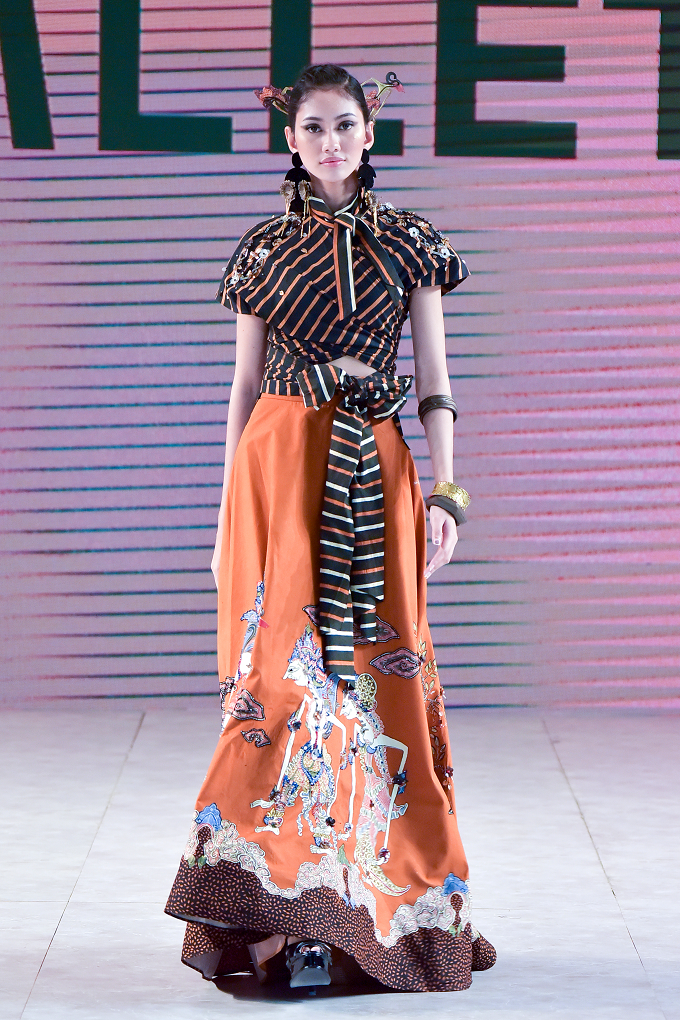 Tren yang dikeluarkan Allets by Stella Lewis bertajuk Satriya yang terinspirasi dari kisah mitologi klasik Ramayana. Dalam 23 Paskal Fashion District, di Bandung, 6 Desember 2019. (Foto: PrasojoDesign / Shutterstock.com)