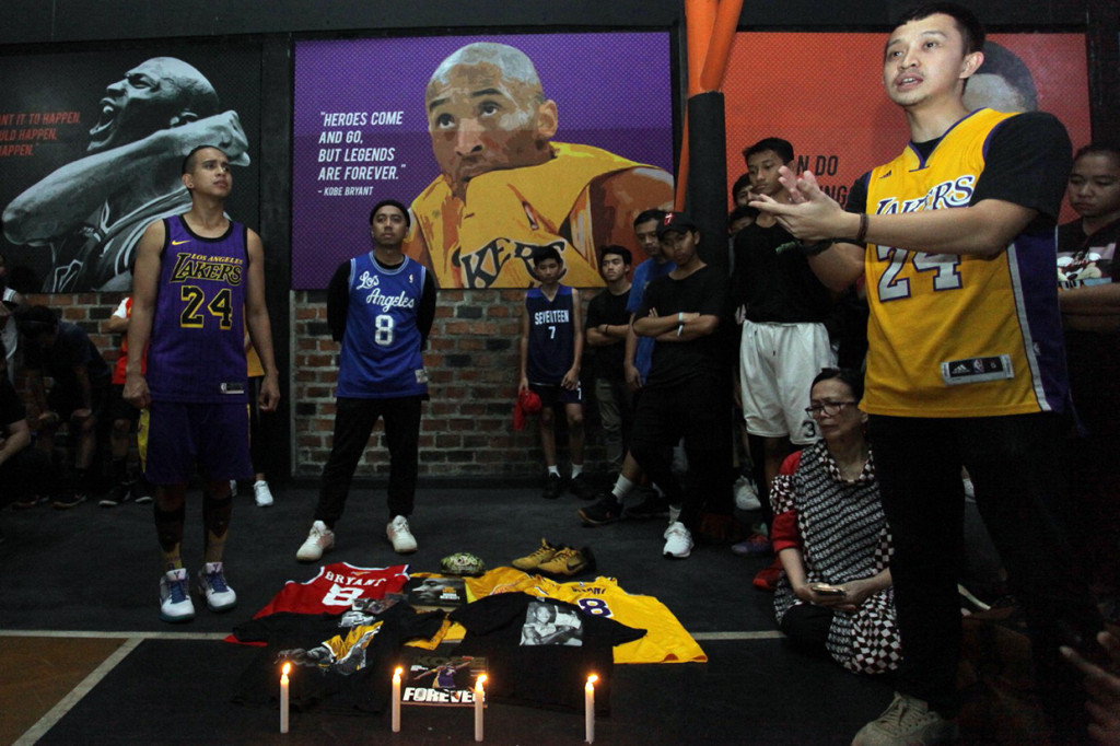 Sejumlah pecinta basket menyalakan lilin saat aksi mengenang legenda NBA Kobe Bryant di GOR Basket Pangkalan Jati, Jakarta, Senin, 27 Januari 2020.