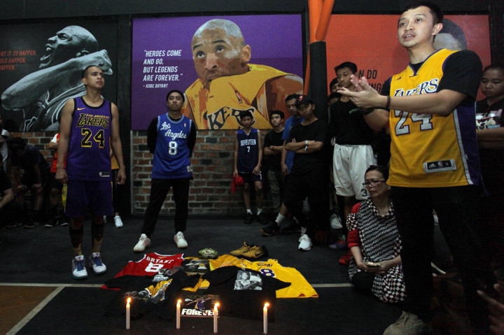 Sejumlah pecinta basket menyalakan lilin saat aksi mengenang legenda NBA Kobe Bryant di GOR Basket Pangkalan Jati, Jakarta, Senin, 27 Januari 2020.