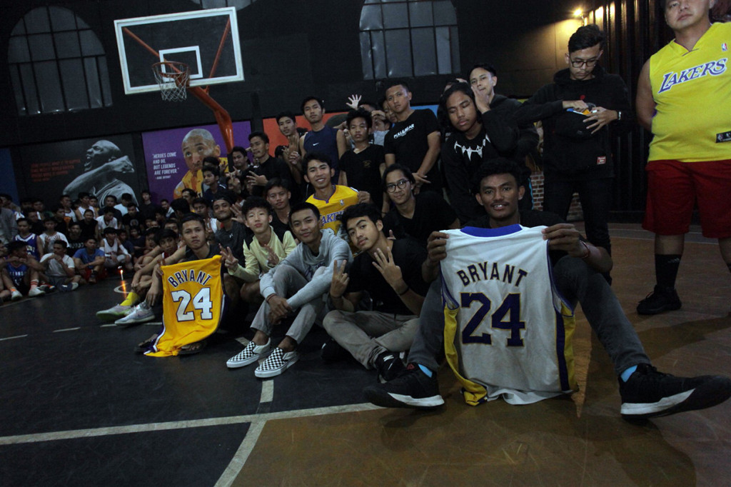 Aksi tersebut merupakan bentuk simpati atas meninggalnya Kobe Bryant bersama putrinya dalam kecelakaan helikopter di Calabasas, California AS.