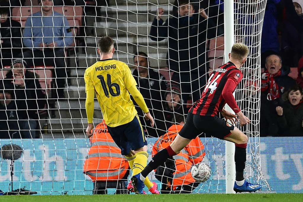 Tuan rumah berhasil memperkecil ketertinggalan menjadi 1-2 lewat Simon Francis pada masa injury time.
