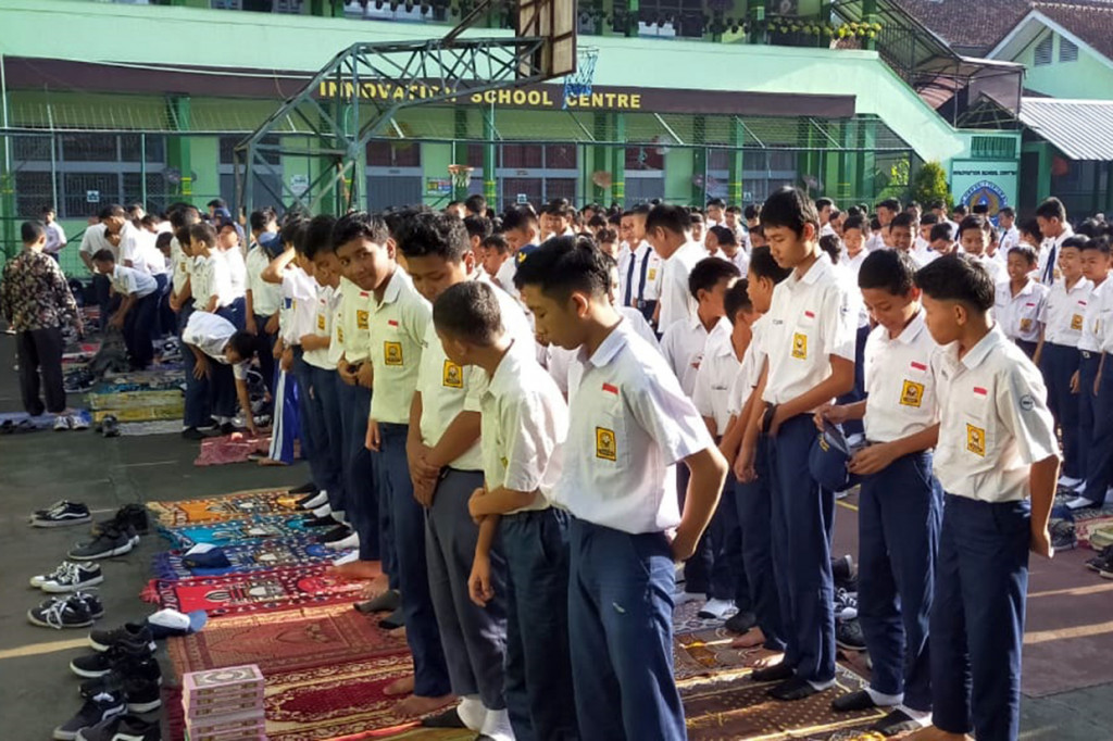 Ribuan siswa bersama guru SMP Negeri 6 Kota Tasikmalaya, Jawa Barat menggelar salat gaib atas meninggalnya DY, 13, siswa kelas VII, Selasa, 28 Januari 2020. DY ditemukan meninggal di gorong-gorong depan sekolahnya di Jalan Cilembang, Kecamatan Mangkubumi, Tasikmalaya, Jawa Barat, Senin, 27 Januari 2020.