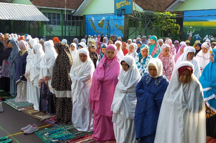 Salat gaib untuk Almarhumah DY dilakukan di lapangan basket SMP Negeri 6 Kota Tasikmalaya, dilanjutkan dengan pemanjatan doa dan pembacaan Surat Yasin.