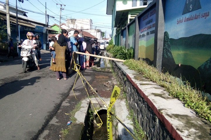 Salat Gaib untuk Siswa yang Ditemukan Meninggal di Gorong-gorong
Tasikmalaya: Ribuan siswa bersama guru SMP Negeri 6 Kota Tasikmalaya, menggelar salat goib dan berdoa, dilanjutkan dengan membaca Surat Yasin untuk siswa bernama DY yang ditemukan meninggal dunia di gorong-gorong depan sekolah. MI/Kristiadi