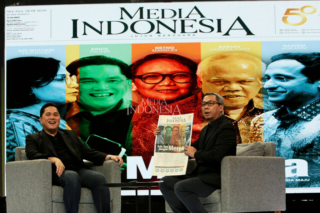Direktur Pemberitaan Media Indonesia Usman Kansong memperlihatkan sampul depan harian Media Indonesia hari ini dengan judul 'Ada Apa dengan Mereka' dengan foto salah satunya Menteri Badan Usaha Milik Negara (BUMN) Erick Thohir.