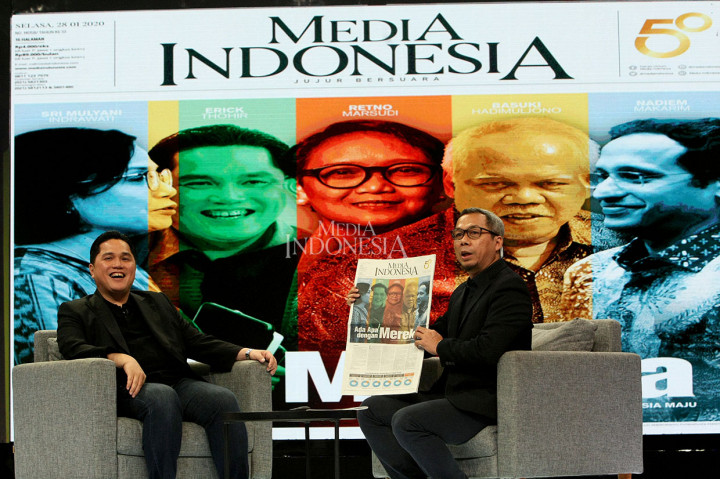 Direktur Pemberitaan Media Indonesia Usman Kansong memperlihatkan sampul depan harian Media Indonesia hari ini dengan judul 'Ada Apa dengan Mereka' dengan foto salah satunya Menteri Badan Usaha Milik Negara (BUMN) Erick Thohir.