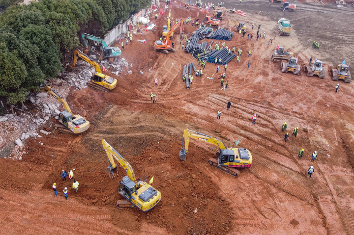 Wuhan mulai membangun rumah sakit lapangan di atas lahan seluas 25.000 meter persegi, Jumat, 24 Januari, dan diperkirakan sudah bisa difungsikan pada 3 Februari mendatang. Di atas rumah sakit lapangan itu akan terpasang 1.000 unit ranjang untuk menampung pasien yang mengalami pneumonia berat.