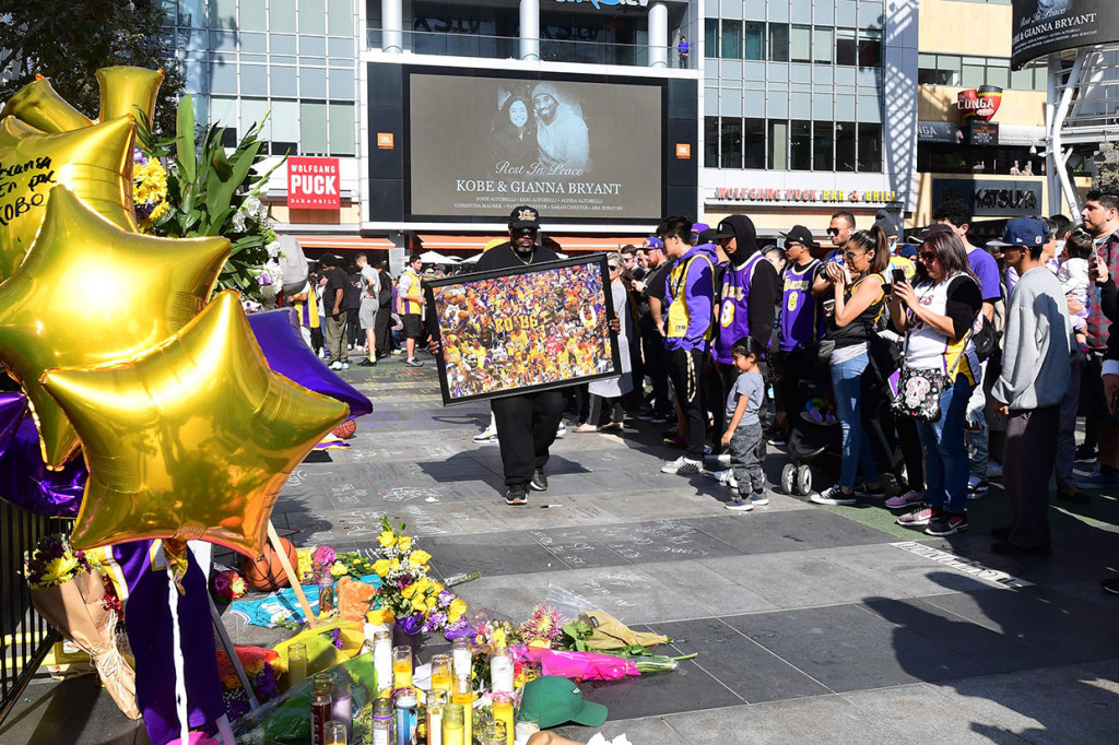Para penggemar bola basket berkumpul di tempat tersebut untuk menghormati mendiang legenda NBA Kobe Bryant.