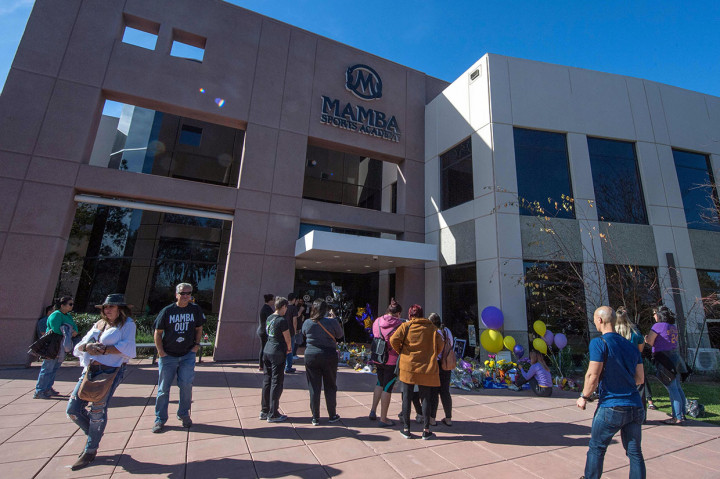 Para fans juga berkumpul di Akademi Olahraga Mamba, yang didirikan Bryant di Thousand Oaks, satu jam dari Staples Center. Nama akademi ini diambil dari nama julukannya: Black Mamba. Di sana, suasana duka cita juga terasa dengan air mata, keheningan, bunga, dan lilin.