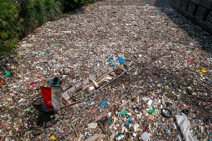 Seorang warga menemukan bendera Merah Putih di antara sampah plastik di Sungai Citepus yang bermuara ke Sungai Citarum di Bojong Citepus, Cangkuang Wetan, Dayeuhkolot, Kabupaten Bandung, Jawa Barat, Selasa, 28 Januari 2020.