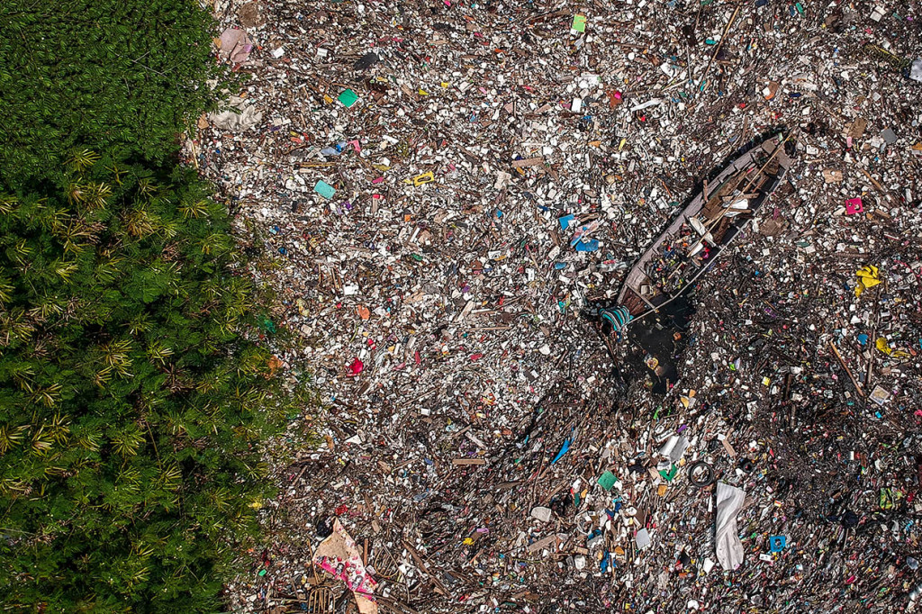 Sungai Citepus di Bojong Citepus, Cangkuang Wetan, Dayehkolot, Kabupaten Bandung dipenuhi tumpukan sampah. Sampah yang memenuhi sungai yang bermuara ke Sungai Citarum tersebut didominiasi styrofoam, plastik kemasan makanan, dan sampah rumah tangga lainnya.