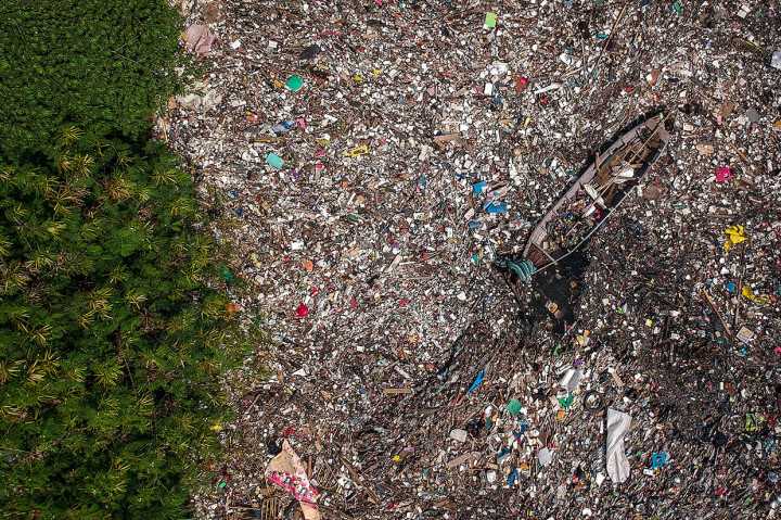 Sungai Citepus di Bojong Citepus, Cangkuang Wetan, Dayehkolot, Kabupaten Bandung dipenuhi tumpukan sampah. Sampah yang memenuhi sungai yang bermuara ke Sungai Citarum tersebut didominiasi styrofoam, plastik kemasan makanan, dan sampah rumah tangga lainnya.