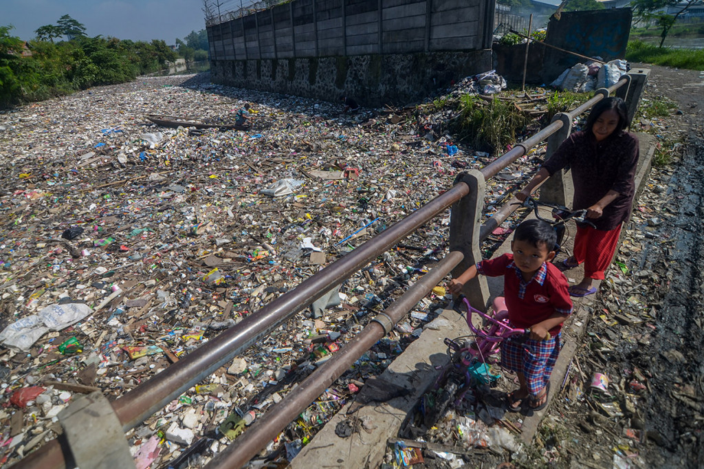 Menurut warga, sampah tersebut telah mengendap selama sekitar sebulan, dan mereka berharap pemerintah setempat bisa segera membersihkannya karena dapat menimbulkan berbagai penyakit.