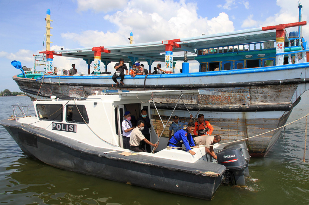 Petugas gabungan menghampiri kapal nelayan yang membawa WN Iran yang diselamatkan nelayan Aceh di Perairan pantai Desa Suak Indra Puri, Kecamatan Johan Pahlawan, Aceh Barat, Aceh.