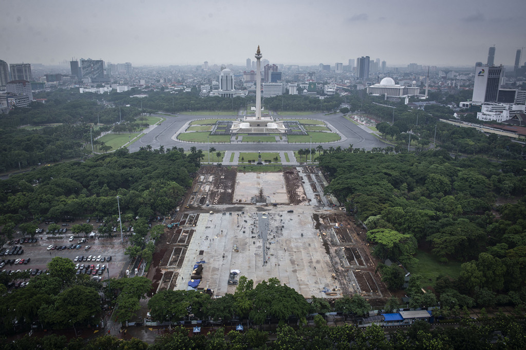 Namun, proyek revitalisasi tersebut membuat kawasan Monas menjadi terasa gersang karena ratusan pohon ditebang. Antara Foto/Aprillio Akbar