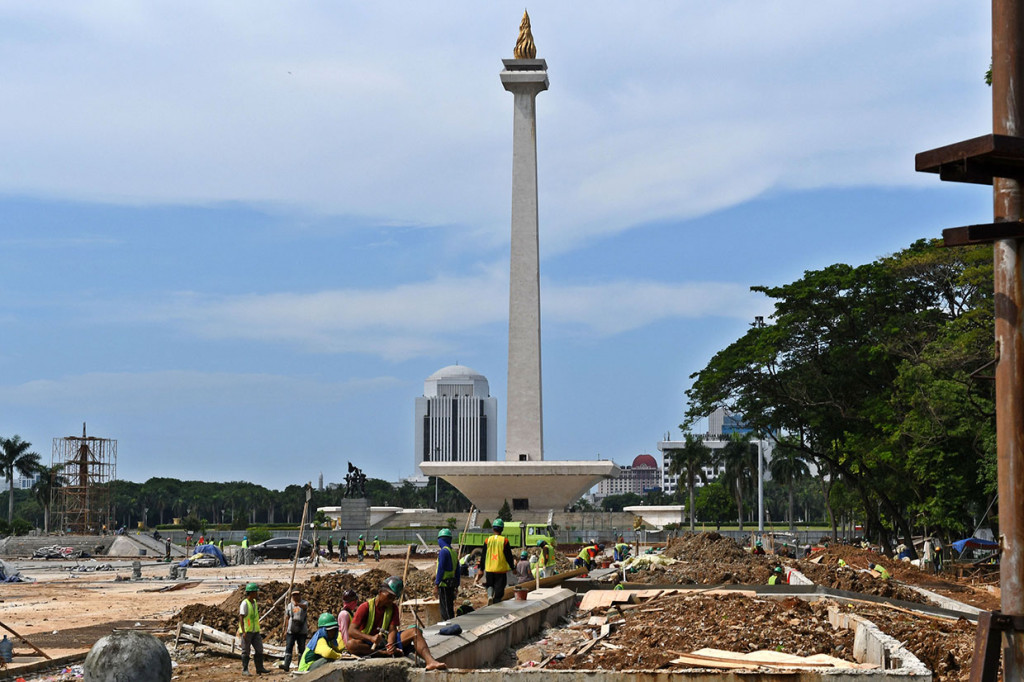 Proyek Pemprov DKI ini digarap di bawah Dinas Cipta Karya, Pertanahan, dan Tata Ruang. Pohon-pohon terpaksa ditebang untuk menjadikan sisi Selatan Monas sebagai titik yang diberi nama Plaza Parade. Antara Foto/Aditya Pradana Putra