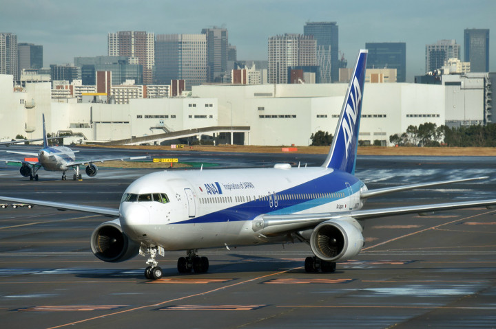 Pesawat yang membawa warga Jepang dari Wuhan, Tiongkok mendarat di Bandara Internasional Haneda, Tokyo, Rabu 29 Januari 2020.