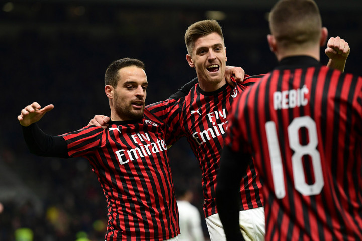 Tim besutan Stefano Pioli lebih dulu membuka keunggulan saat laga baru berjalan 12 menit melalui sontekan Giacomo Bonaventura, menyambut umpan tarik Ante Rebic.