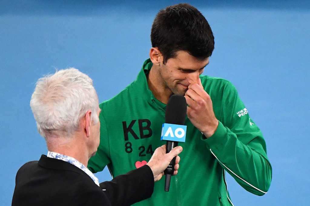 Mengenakan jaket hijau bertuliskan 'KB', '8', dan '24' di bagian dada kanan, yang merujuk pada inisial Kobe Bryant dan nomor punggung pebasket yang mangkat pada usia 41 tahun itu, Novak Djokovic menitikkan air mata saat bercerita tentang mendiang legenda NBA tersebut. Djokovic menggambarkan sosok Kobe sebagai mentor sekaligus teman selama 10 tahun terakhir.