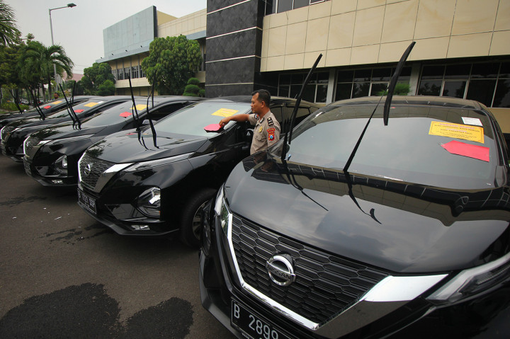 Direktorat Reserse Kriminal Khusus (Ditreskrimsus) Polda Jawa Timur telah menetapkan lima orang menjadi tersangka kasus dugaan investasi bodong MeMiles. Polisi juga menyita barang bukti uang aset investasi ilegal 'MeMiles' sekitar Rp128 miliar serta mobil sebanyak 24 unit.