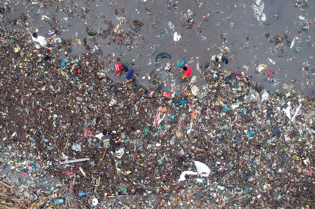 Sampah yang memenuhi pantai pasca hujan lebat sejak Selasa, 28 Januari 2020, malam tersebut, dimanfaatkan sejumlah warga mengumpulkan barang bekas untuk dijual. Antara Foto/Iggoy el Fitra