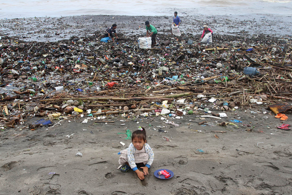 Dinas Lingkungan Hidup Kota Padang, menganggarkan sekitar Rp500 juta untuk memasang kubus apung di dua aliran sungai pada tahap awal, dalam mengantisipasi sampah agar tidak menumpuk di pantai. Antara Foto/Muhammad Arif Pribadi
