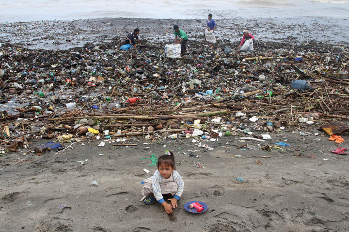 Dinas Lingkungan Hidup Kota Padang, menganggarkan sekitar Rp500 juta untuk memasang kubus apung di dua aliran sungai pada tahap awal, dalam mengantisipasi sampah agar tidak menumpuk di pantai. Antara Foto/Muhammad Arif Pribadi
