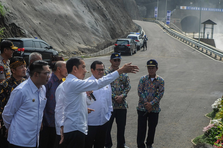 Presiden Jokowi meresmikan terowongan air nanjung sepanjang 230 meter dengan diameter 8 meter yang dibangun sebagai salah satu langkah penanggulangan banjir di kawasan Bandung Selatan.