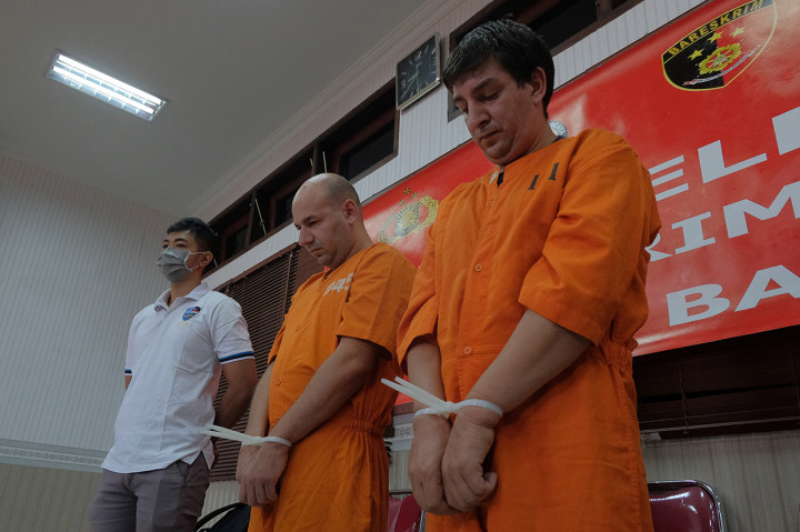 Polisi Bali menangkap Metodi Angelov Nikolov (kanan) dan Yanko Naydenov Borisov karena diduga melakukan pembobolan ATM di seputaran Canggu, Kuta Utara, Badung. Barang bukti yang disita berupa satu set Wifi Router, empat kamera yang dimodifikasi menyerupai kartu uang eletronik BNI, dan berbagai peralatan untuk perekaman data nasabah.