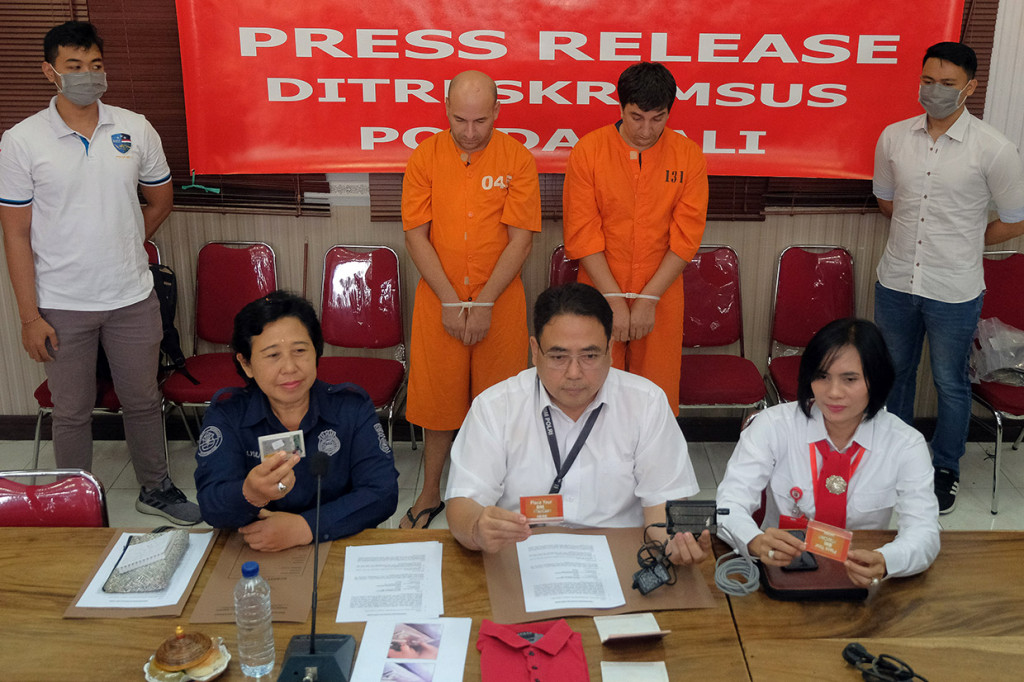 Wadirkrimsus Polda Bali AKBP Bambang Tertianto (tengah) menunjukkan barang bukti sebuah router dan kamera yang dimodifikasi oleh dua warga negara Bulgaria Yanko Naydenov Borisov (kedua kiri) dan Metodi Angelov Nikolov (kedua kanan) dalam konferensi pers pengungkapan kasus pencurian data elektronik (skimming) di Ditreskrimsus Polda Bali, Rabu, 29 Januari 2020.