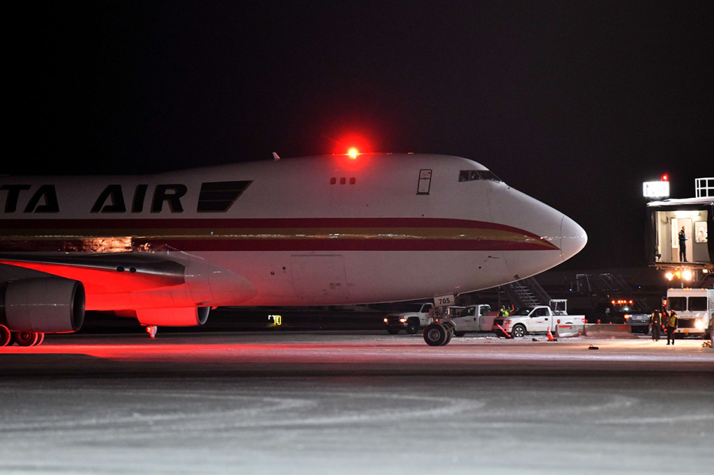 Pesawat mendarat di Bandara Internasional Ted Stevens di Anchorage, Alaska. Pesawat berhenti sementara untuk mengisi bahan bakar. 
