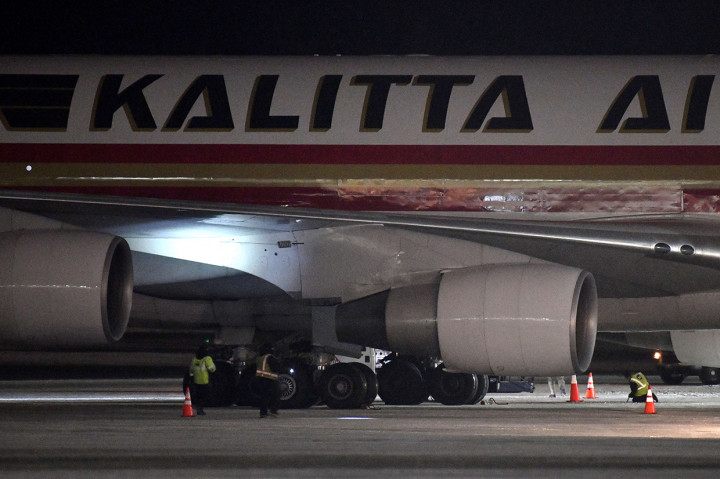 Sekitar 240 warga AS dievakuasi dengan sebuah pesawat yang di-charter oleh Departemen Luar Negeri AS. Pesawat itu berangkat dari Bandara Internasional Tianhe Wuhan pada Rabu, 29 Januari 2020, pagi waktu setempat.