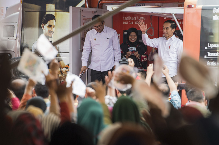 Presiden Joko Widodo (kanan) didampingi Gubernur Jawa Barat Ridwan Kamil (kiri) menyapa warga sebelum penyerahan Program Keluarga Harapan tahap I tahun 2020 di Lapangan Rajawali, Kota Cimahi, Jawa Barat.