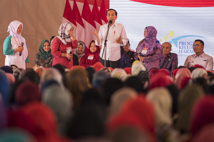 Presiden Joko Widodo berdialog dengan warga penerima Program Keluarga Harapan tahap I tahun 2020 di Lapangan Rajawali, Kota Cimahi, Jawa Barat.