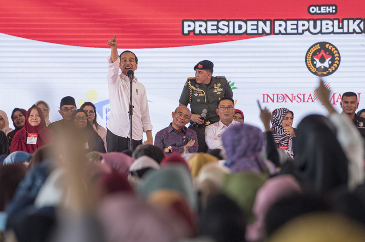 Jokowi berpesan penggunaan PKH diprioritaskan untuk kebutuhan gizi anak. Misalnya untuk membeli telur, ikan, daging, supaya anak tidak stunting.