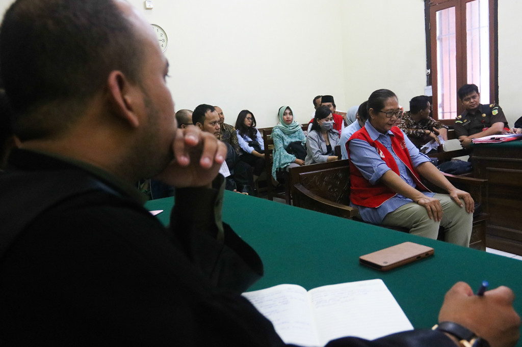 Tri Susanti, terdakwa kasus ujaran rasisme di Asrama Mahasiswa Papua, dituntut 1 tahun penjara.