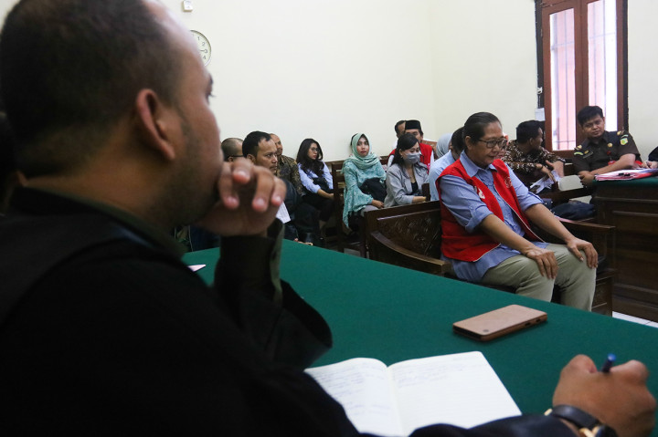 Tri Susanti, terdakwa kasus ujaran rasisme di Asrama Mahasiswa Papua, dituntut 1 tahun penjara.