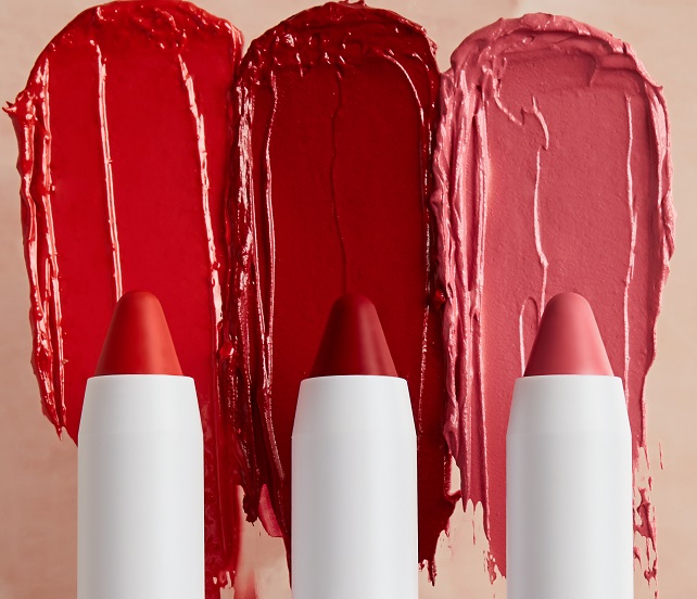 Pilihlah shade lipstick merah yang agak ke-oranye-an. Totolkan lip brush ke lipstik dan mulailah mengaplikasikannya ke bagian bawah mata. (Foto: Dok. Pexels.com)