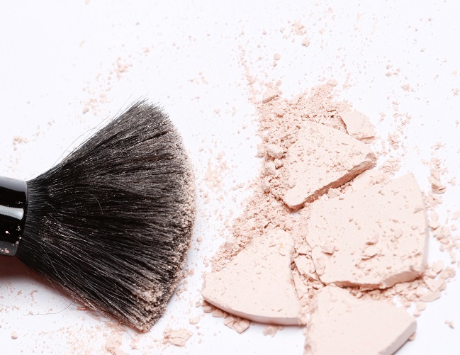 Agar lipstik dan foundation menempel lebih lama. Gunakan bedak secara rata pada seluruh wajah. Supaya mata tetap terlihat segar sepanjang hari. (Foto: Dok. Pexels.com)