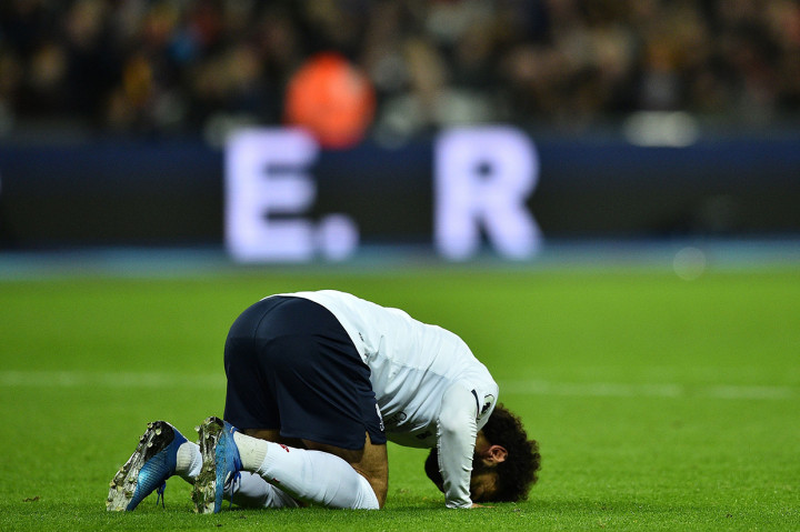 Mohamed Salah bersujud usai mencetak gol ke gawang West Ham dalam laga tunda pekan ke-18 Liga Inggris di Stadion Olimpiade London.